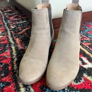 Women’s Steve Madden beige suede ankle boots 8.5